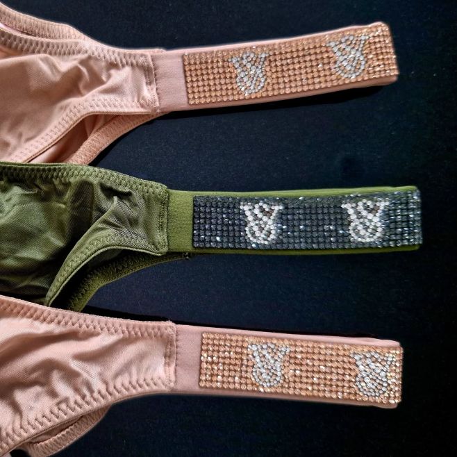 Posledné kusy skladom za super cenu! Jedinečné luxusné tangá a brazilky vykladané kamienkami 💚🤍 Zahaľ sa do elegancie a...